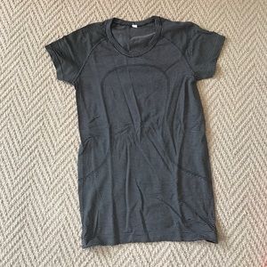 Lululemon women’s workout top. Black and white